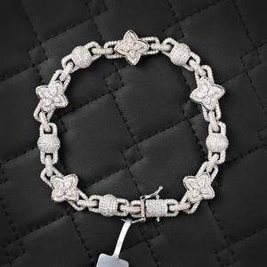 Pulsera Dvars Diamond Clover con Moissanita VVS, Plata de Ley 925 Bañada en Oro, Pasa el Test de Diamantes, Corte Brillante Clásico - Product Image 3