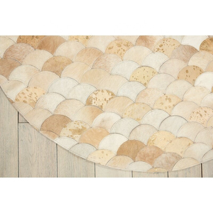 Tapis rond en peau de vache, design patchwork, style moderne, tapis de salon en cuir fait main, avec dos antidérapant en caoutchouc - Product Image 4