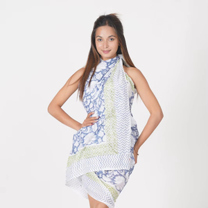 Sarong en coton bleu ciel à motifs floraux imprimé à la main - Product Image 1