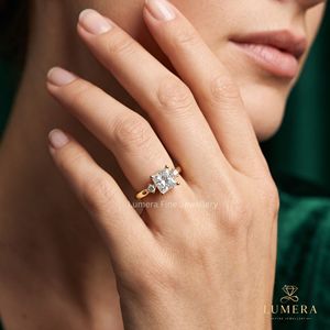 Anillo de Diamantes con Corte Princesa y Tres Piedras en Oro con Piedras Laterales Redondas, Anillo de Compromiso Flotante Clásico para Mujer, Joyería Fina, Regalo - Product Image 6