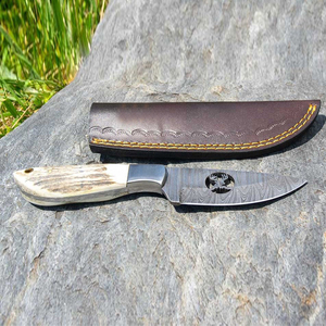 Cuchillo de caza OEM Wirecut de acero de Damasco, cuchillo Skinner con mango de asta de ciervo, hoja fija para camping, cuchillo EDC para exteriores con funda de cuero - Product Image 1