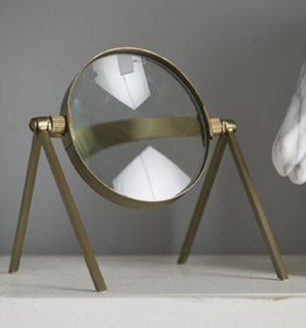 Loupe de bureau vintage en bois et laiton sur un support robuste avec réglages ajustables. Disponible aux prix de gros. - Product Image 6