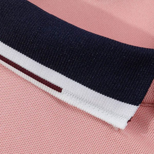 เสื้อโปโลแขนสั้นสีชมพูสำหรับผู้ชาย ผ้าคอตตอนปิเก้ สีพื้น เรียบง่าย ระบายอากาศได้ดี ดีไซน์ถักทอ ความยาวปกติ - Product Image 4