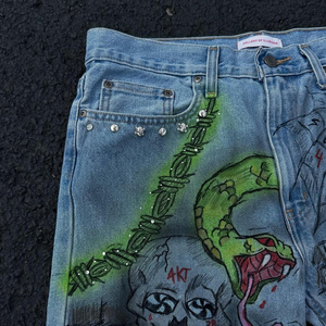 Shorts en jean pour homme peints à la main, taille haute, style streetwear, effet usé, ourlet brut avec motifs tête de mort et drapeau - Product Image 4