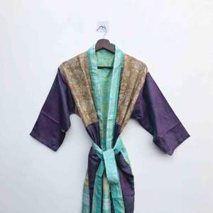 Robe Kimono en Soie Élégante pour Femme - Collection Printemps/Été, Idéale pour la Plage et les Soirées, Design Patchwork Inspiré des Saris Indiens, Vêtement de Nuit Doux - Product Image 1