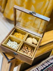 Boîte de rangement écologique en bois pour bonbons, noix et fruits secs, plateau en bambou divisé, couvercle en acrylique, présentoir de table pour Thanksgiving et Noël - Product Image 4