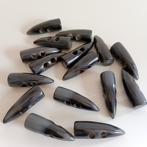 Broches de Cuerno Natural Hechos a Mano, Duraderos y Ecológicos, Cierres Modernos para Abrigos, Hechos en India - Product Image 1