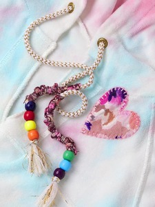 เสื้อฮู้ดดี้ผู้หญิงแบบสั่งทำพิเศษ ลายมัดย้อมสีชมพูฟ้า ประดับเลื่อมรูปหัวใจ ผ้าฝ้ายเฟรนช์เทอร์รี่ แบบสวมหัว มีเชือกผูกประดับลูกปัด รับผลิตแบบ OEM ขายส่ง - Product Image 6