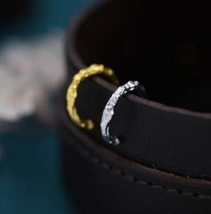 Manchette d'oreille artisanale en argent sterling, finition effet feuille froissée, effet martelé et fondu, sans perçage, argent et or - Product Image 1