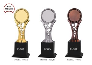 Trofeo metálico elegante para premios a empleados, eventos deportivos, funciones escolares y ceremonias de reconocimiento. - Product Image 2