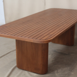 Table à manger élégante et classique en bois massif avec une forme rectangulaire intemporelle - Product Image 2