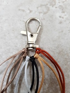 Porte-clés en macramé fait main, corde en coton, design simple à nœuds, porte-clés, breloque de sac, style minimaliste, en provenance d'Inde - Product Image 2