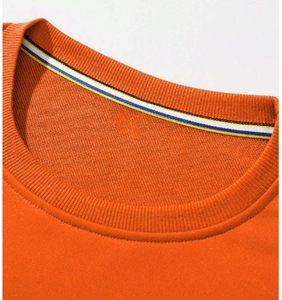 ชุดวอร์มผู้ชายแบบสองสี ผ้าฟลีซ สีส้มล้วน เสื้อสวมหัว กางเกงขายาวเอวยางยืดสีดำ ขายส่ง - Product Image 3