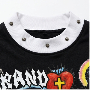 Camiseta extragrande de manga corta para hombre, estilo punk negro, top corto con estampado de cruz y letras, logotipo en la espalda, jersey de algodón con cuello redondo. - Product Image 3