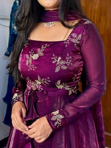 Ensemble Lehenga Dupatta traditionnel pour femme, longueur ras du sol, en tissu viscose vertical, avec ceinture à nouer, tombé fluide et manches longues - Product Image 6