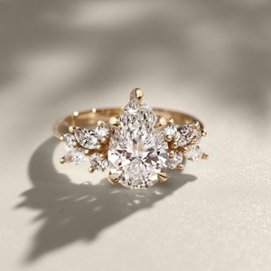 Anillo de Compromiso con Diamante Corte Pera, Oro Sólido de 14K, Diamante Cultivado en Laboratorio, Certificado IGI, Estilo Moderno, Anillo para Mujer - Product Image 1