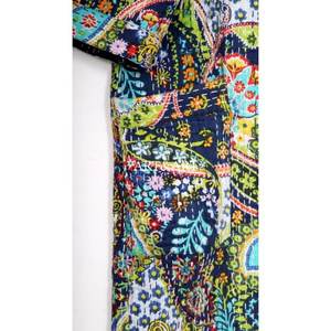 Peignoir 100% Coton Indien Patchwork Fait Main Style Kantha Kimono Tenue de Nuit Taille Unique Motif Floral d'Été Col en V - Product Image 2