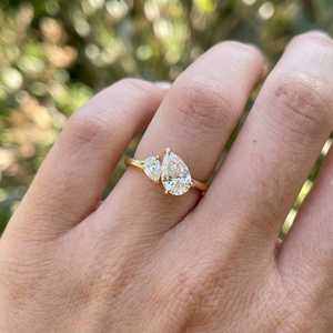 แหวนหมั้นเพชรทรงลูกแพร์ 2.02 กะรัต ผลิตในห้องปฏิบัติการ ดีไซน์ Toi Et Moi แหวนสัญญา ทองคำแท้ 14K ของขวัญแต่งงานสุดหรู ปรับแต่งได้ เครื่องประดับสำหรับงานแต่งงาน - Product Image 1