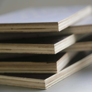 Contrachapado Recubierto de Película Hecho en Vietnam para Construcción, Exportación, Superficie Lisa, Sin Deformaciones - Product Image 1