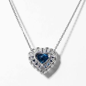 Collier de haute joaillerie en or blanc 14 carats avec saphir bleu en forme de cœur de 11,86 ct, diamants de laboratoire sertis à griffes, certifié IGI - Product Image 2