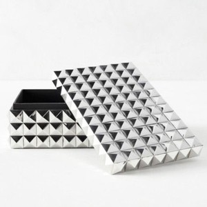 Caja de Almacenamiento de Joyas Decorativa con Tachuelas de Acero de Alta Calidad, Diseño Estilo Americano, Colores Disponibles, Parte Superior e Inferior - Product Image 1