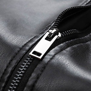 Blouson universitaire en cuir personnalisé pour homme avec broderie de logo sur le devant, style streetwear hivernal, options de couleur et de broderie personnalisées - Product Image 5