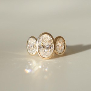 Bague à trois pierres serties clos en diamant ovale de 2,01 carats, cultivé en laboratoire, en or jaune 14 carats, cadeau de fiançailles ou de mariage unisexe - Product Image 1