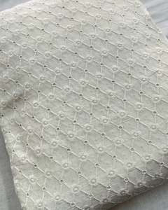 Tela de bordado Schiffli, tela de encaje bordada, tela de malla, tela de red para la confección de prendas, suministro premium para grandes compradores de moda. - Product Image 5