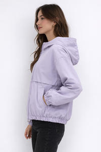 Chaqueta cortavientos con capucha para mujer Lavender Breeze, tela ligera y transpirable, cierre de cremallera, ropa exterior informal con dobladillo y puños elásticos. - Product Image 2