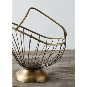 Panier à fruits en fil métallique géométrique moderne fait main, finition dorée, avec poignée pour le rangement dans la cuisine - Product Image 4