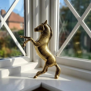 Figura de Caballo Artesanal de Latón, Escultura Ecuestre Grabada en Metal, Estatua de Animal de Lujo para Decoración de Mesa del Hogar - Product Image 4