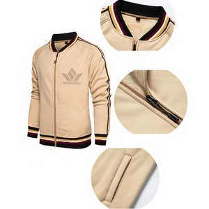 Conjunto Deportivo para Hombre en Beige y Negro, Chaqueta con Cierre Completo y Pantalones Jogger con Rayas en Contraste, Ropa Deportiva Casual para Otoño - Product Image 3