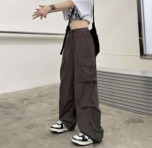 Pantalon cargo ample et plissé pour femme, taille haute élastique avec cordon de serrage, style hip-hop urbain, écoresponsable - Product Image 2