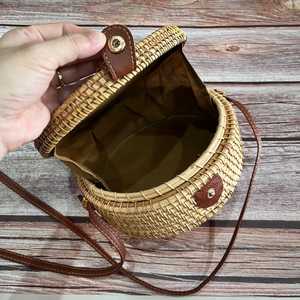 Sac à main artisanal en rotin et nacre, luxueux, avec incrustation de coquillages irisés, tissé, pour la mode bohème moderne, la plage et les soirées - Product Image 2