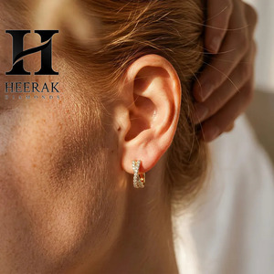 ต่างหูห่วงไขว้ทองคำ 18K หรูหรา ประดับเพชร VVS1 แบบ X-Design ต่างหูแบบ Huggie ดีไซน์อินฟินิตี้ ประดับเพชรแบบไมโครพาเว่ - Product Image 5