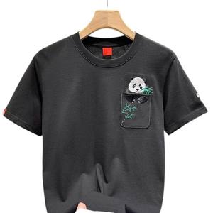เสื้อยืดปักลายแพนด้าสำหรับผู้ชาย เสื้อยืดผ้าฝ้ายสีดำน่ารักพร้อมกระเป๋าลายแพนด้าและลายไม้ไผ่ เสื้อสตรีทแวร์ลำลองสำหรับฤดูร้อน - Product Image 3
