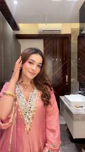 TENNECY Temporada de Bodas: Conjunto de Top, Sarara y Dupatta con Bordado de Lentejuelas y Espejos, Color Verde Musgo, Sin Arrugas - Product Image 3