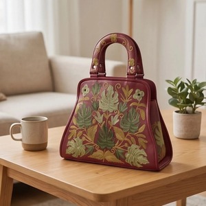 Bolso de mano con bordado Crewel de Cachemira — Cuero color burdeos con ramo de hojas tropicales - Product Image 2