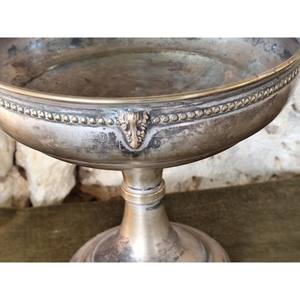 Cuenco con pedestal de estilo antiguo hecho con base de aluminio y delicados adornos decorativos a lo largo del borde - Product Image 4