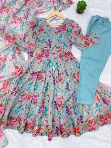 Nuevo Traje Anarkali con Estampado Floral en Organza, Vestido y Pantalón con Detalles Realistas y Dupatta - Product Image 5