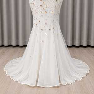 Robe sirène élégante en satin blanc ornée de détails, style cape, épaules dénudées, longueur ras du sol, pour femme, idéale pour mariage, soirée ou cérémonie, vente en gros - Product Image 4