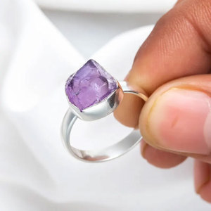 Anillo Bohemio de Plata de Ley con Bisel y Cristal de Amatista Púrpura Natural, Certificado por IGI, de HARI OM CREATIONS - Product Image 5
