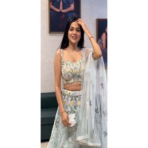Vêtements et accessoires musulmans traditionnels de créateur, Lehenga Choli brodé pour les fêtes - Product Image 2
