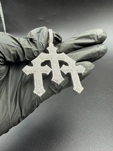 Colgante de Plata 925 de Lujo con Triple Cruz y Diamantes Incrustados, Diseño de Cruz en Capas Totalmente Cubierto de Diamantes, Joyería Premium de Estilo Hip-Hop - Product Image 5