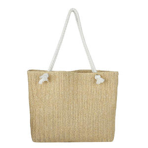 Lleva tus artículos esenciales de playa en esta elegante bolsa de hilo natural con asas de cuerda blanca resistentes y un aspecto clásico tejido. - Product Image 1