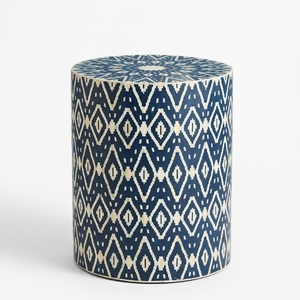 Tabouret décoratif postmoderne en résine, rose, à rayures bonbon, avec incrustation d'os, forme sablier ondulée, table d'appoint pour salon - Product Image 4