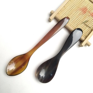 Cuillère en corne de buffle naturelle, fabriquée à la main et polie, idéale pour servir des épices, des condiments ou pour une utilisation décorative à table, de haute qualité - Product Image 3