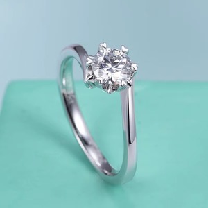 แหวนเพชรทรงเอเมอรัลด์ขายดีที่สุด ประดับอัญมณีในทอง 18K/14K – เครื่องประดับสำหรับวันครบรอบและโปรโมชั่นจากอินเดีย - Product Image 1