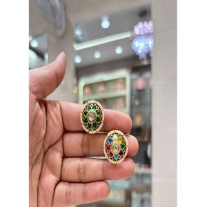 Pendientes de tuerca de moissanita chapados en oro de latón de calidad superior y elegantes para mujeres y niñas, ideales para bodas y fiestas. - Product Image 1