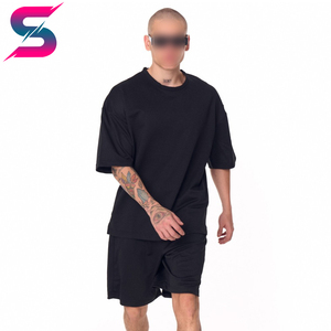 สินค้าแฟชั่นใหม่ เสื้อยืดคอกลมโอเวอร์ไซส์สีดำสำหรับผู้ชาย และชุดกางเกงขาสั้น ชุดลำลองถักสีพื้นสำหรับฤดูร้อน เสื้อผ้าใส่ออกนอกบ้าน - Product Image 4